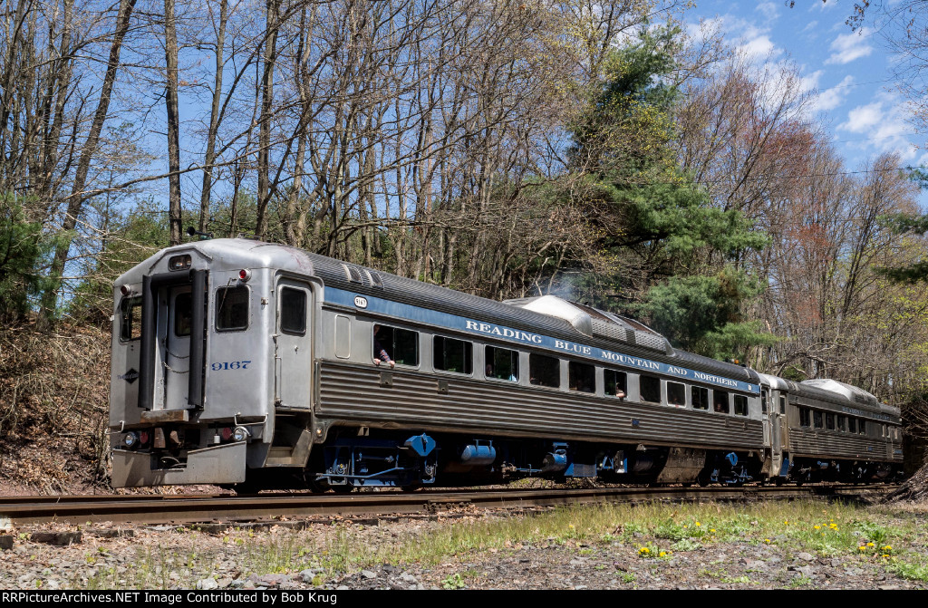 RBMN 9167 leads westbound photo run-by at Gordon